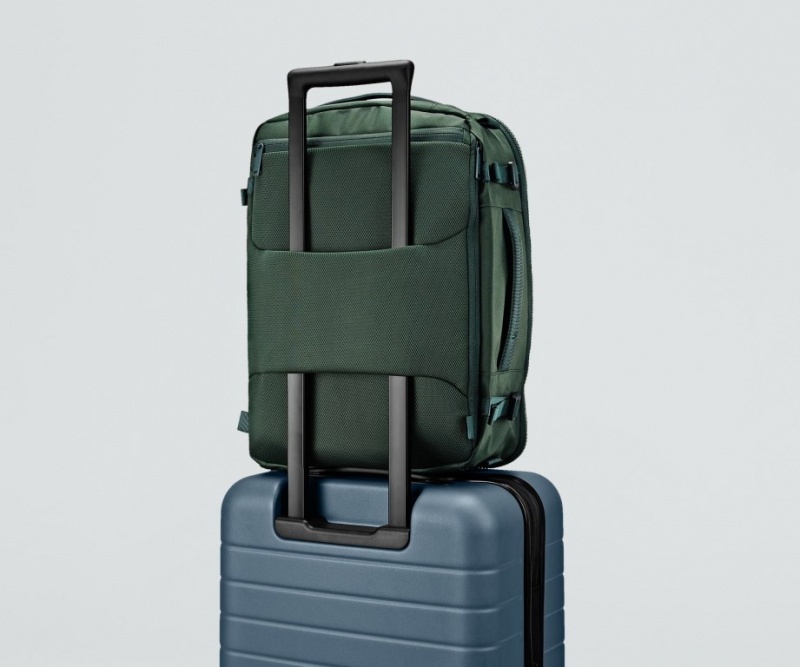 Mochilas Away Outdoor Convertible 25L Verdes | v5UjKDYWiWz